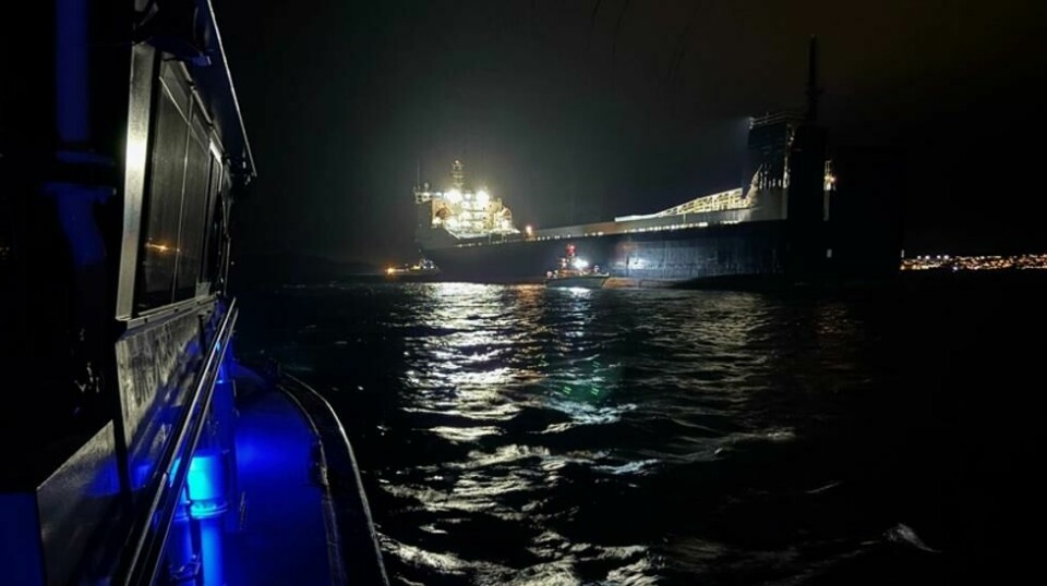 Redningsskøyta «Horn Rescue» bisto den grunnstøtte fraktbåten utenfor Karmøy sammen med flere ressurser. Et skip lastet med våpen på vei til Polen grunnstøtte utenfor Haugesund torsdag kveld. Det forsinker utplassering av en norsk styrke i Polen.
