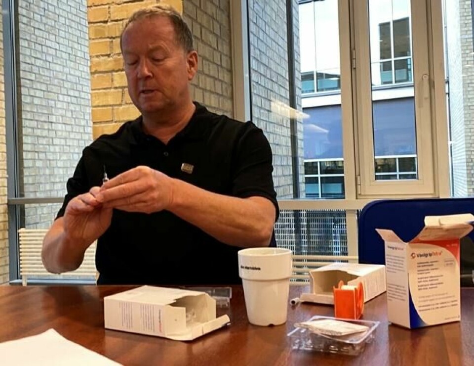 – Så kan man si at man kan ta sjansen på ikke å bli smittet eller å bli syk, og på den måten opparbeide seg immunitet. Men belastningen på kroppen kan være tøff. Derfor er vaksine en enkel måte å beskytte deg selv og andre på, sier Rune Iversen, leder for bedriftshelsetjenesten Arca. – Så kan man si at man kan ta sjansen på ikke å bli smittet eller å bli syk, og på den måten opparbeide seg immunitet. Men belastningen på kroppen kan være tøff. Derfor er vaksine en enkel måte å beskytte deg selv og andre på, sier Rune Iversen, leder for bedriftshelsetjenesten Arca. Foto: ABC Nyheter
