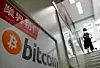 Bitcoin-logoen på reklamen til en elektronikk-forretning i Tokyo i september. Scanpix/Reuters.