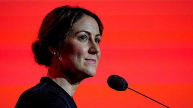 Arbeids- og inkluderingsminister Tonje Brenna (Ap) mener det ikke er godt nok at 75 prosent av anmeldte saker om lønnstyveri blir henlagt.
