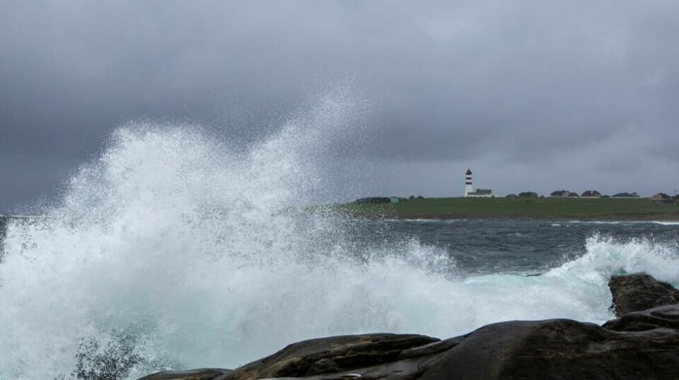 Vind og vær.Alnes 20180922. Bølger slår mot land i Sandvika ved Alnes på Godøy i Giske kommune i Møre og Romsdal. Alnes fyr i bakgrunnen. Foto: Paul Kleiven / NTB scanpix