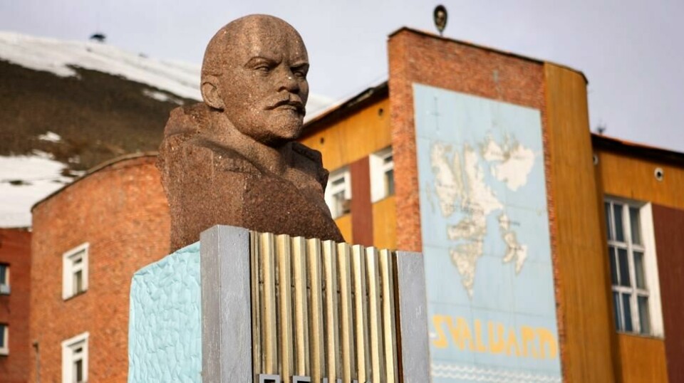 Rundt 350–400 mennesker bor i Barentsburg, en bosetting som eies av Russlands arktiske gruveselskap.