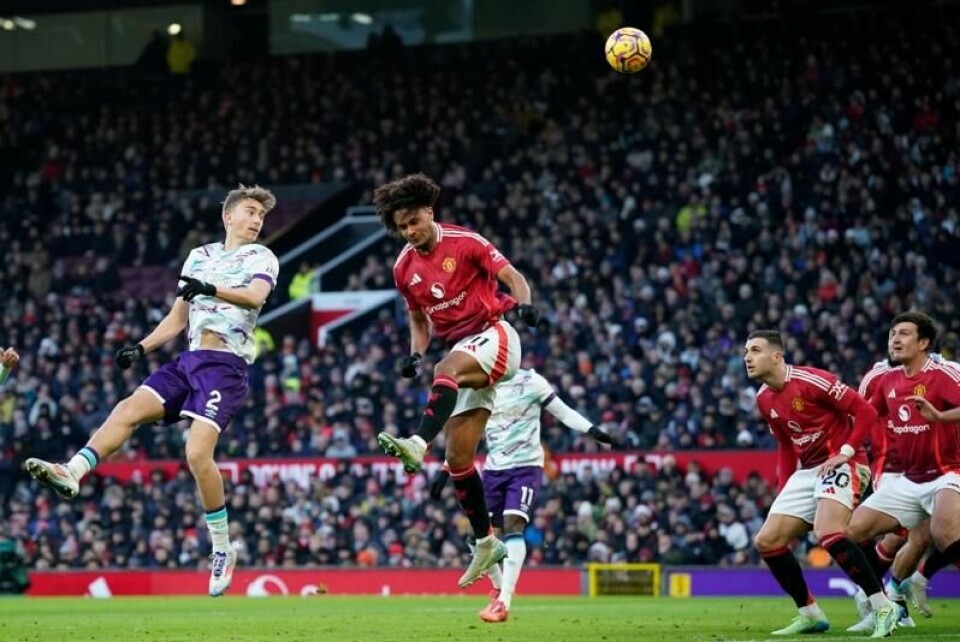 Dean Huijsen stanger Bournemouth foran på Old Trafford.