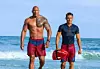 Dwayne Johnson, også kjent som The Rock sammen med Zac Efron under nyinnspillingen av Baywatch. Foto: Frank Masi / AP
