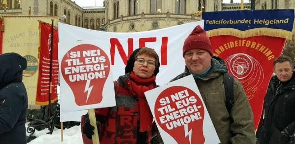 EUs ENERGIUNION: Leder og nestleder i Nei til EU, Kathrine Kleveland og Idar Helle, var blant flere hundre som tirsdag demonstrerte utenfor Stortinget med krav om at Norge må holde seg utenfor EUs energiunion og energibyrået ACER. EUs ENERGIUNION: Leder og nestleder i Nei til EU, Kathrine Kleveland og Idar Helle, var blant flere hundre som tirsdag demonstrerte utenfor Stortinget med krav om at Norge må holde seg utenfor EUs energiunion og energibyrået ACER. Foto: Thomas Vermes / ABC Nyheter
