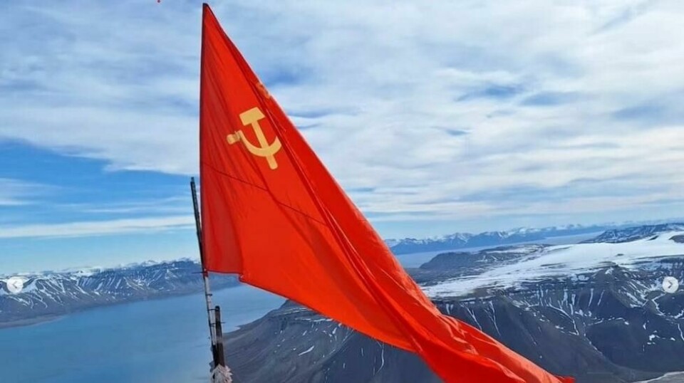 Dette flagget ble heist på fjelltoppen, Pyramiden. Foto: Instagram / @arcticugol