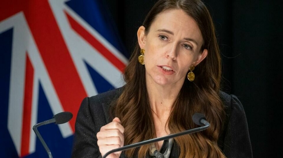New Zealands statsminister Jacinda Ardern advarer mot å se verdensbildet i sort-hvitt.