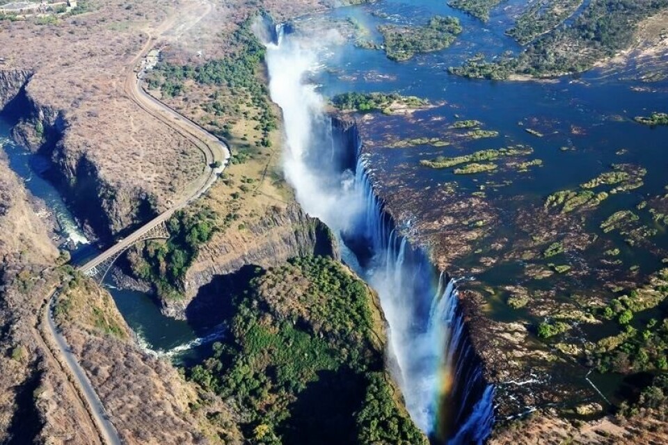 Victoria Falls i Zambia er et mektig skue. Drar du hit, bør Devil's Pool være på listen. Men pass deg for stupet. Victoria Falls i Zambia er et mektig skue. Drar du hit, bør Devil's Pool være på listen. Men pass deg for stupet. Foto: Satria Nangisan / Shutterstock / NTB