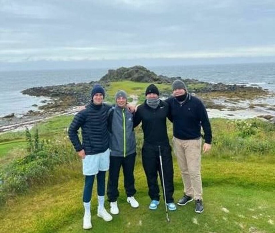 Viktor Hovland (nummer to fra venstre) har banerekorden på Lofoten Links. Her er han sammen med Sander Stavnar, Kevin Wright og Sander Henden. Foto: Viktor Hovland (nummer to fra venstre) har banerekorden på Lofoten Links. Her er han sammen med Sander Stavnar, Kevin Wright og Sander Henden. Foto: Foto: Frode Hov