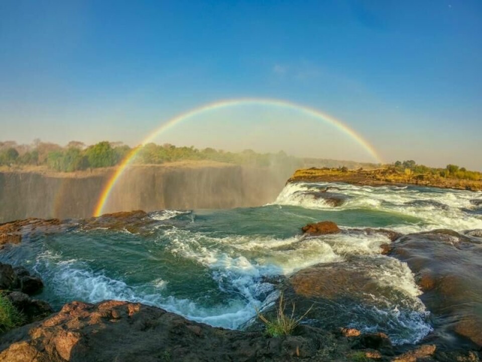 Devil's Pool, eller «djevelens basseng», er ikke for pyser. Her kan du bade i kulpen svært nær kanten av fossen Victoria Falls i Zambia. Devil's Pool, eller «djevelens basseng», er ikke for pyser. Her kan du bade i kulpen svært nær kanten av fossen Victoria Falls i Zambia. Foto: Chithuniiiiii93 / Shutterstock / NTB