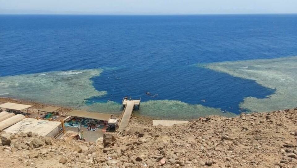 I Rødehavet, nord for Dahab i Egypt, ligger verdens farligste undervannssynkehull, The Blue Hole. Hullet ligger på 52 meters dyp, og har krevd flere menneskeliv opp gjennom årene. I Rødehavet, nord for Dahab i Egypt, ligger verdens farligste undervannssynkehull, The Blue Hole. Hullet ligger på 52 meters dyp, og har krevd flere menneskeliv opp gjennom årene. Foto: OlgaSolo / Shutterstock / NTB