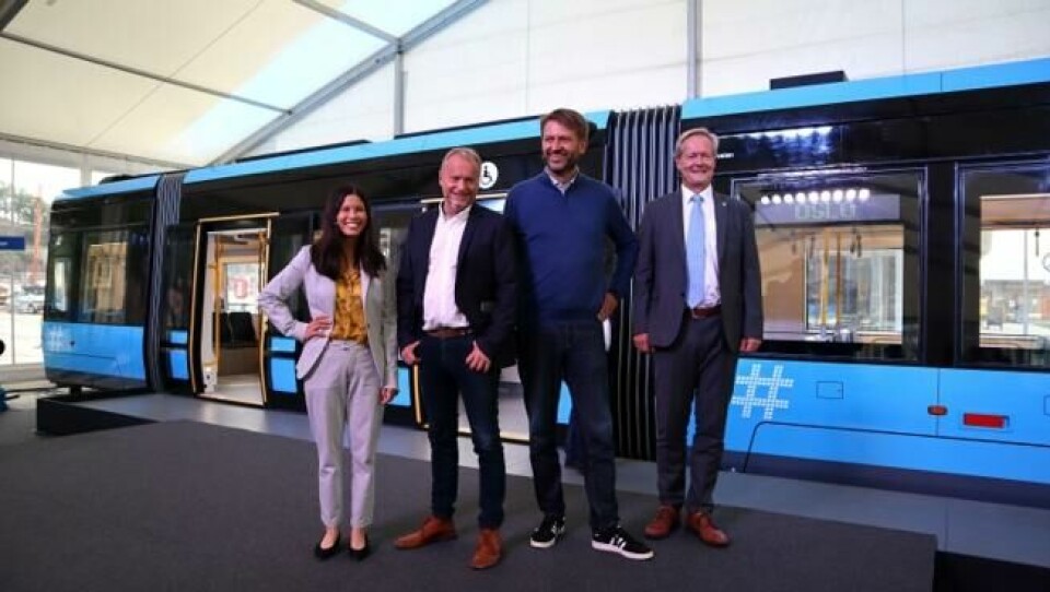 Trikkesatsingen i Oslo er en av få ting Høyre og Arbeiderpartiet er helt enige om lokalt i innspurten av valgkampen. Her er Lan Marie Berg (MDG), Raymond Johansen (Ap), Eirik Lae Solberg (H) og konsernsjef i Sporveien, Cato Hellesjø tidligere denne uken da de presenterte en modell av Oslos nye trikker. Trikkesatsingen i Oslo er en av få ting Høyre og Arbeiderpartiet er helt enige om lokalt i innspurten av valgkampen. Her er Lan Marie Berg (MDG), Raymond Johansen (Ap), Eirik Lae Solberg (H) og konsernsjef i Sporveien, Cato Hellesjø tidligere denne uken da de presenterte en modell av Oslos nye trikker. Foto: Elisabeth Bergskaug/ABC Nyheter