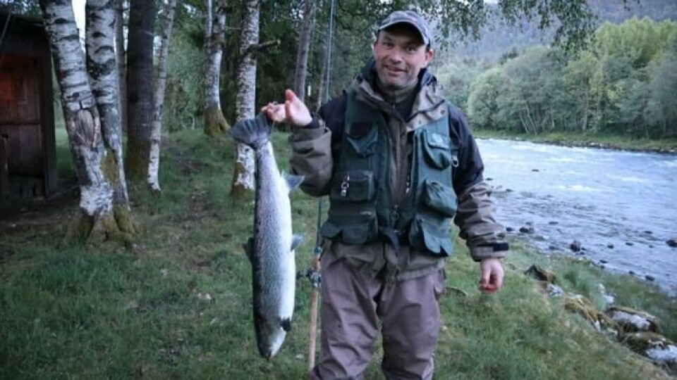 Skitt fiske! Det tok bar 12 minutter fra årets laksefiske var i gang i Nordfjordeid til Jan Christiansen fikk sin første fisk på kroken, en ørret. Skitt fiske! Det tok bar 12 minutter fra årets laksefiske var i gang i Nordfjordeid til Jan Christiansen fikk sin første fisk på kroken, en ørret. Foto: Roger Grosvold/ABC Nyheter