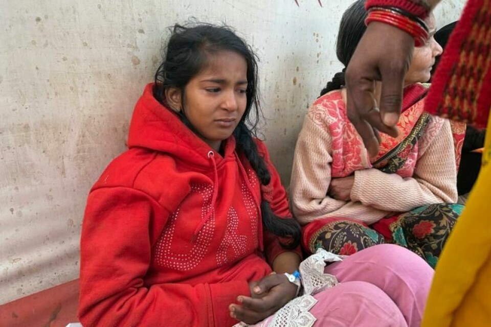 En skadet jente fikk behandling på feltsykehuset etter å ha blitt tråkket ned i kaoset under Maha Kumbh Mela-festivalen i India natt til onsdag.