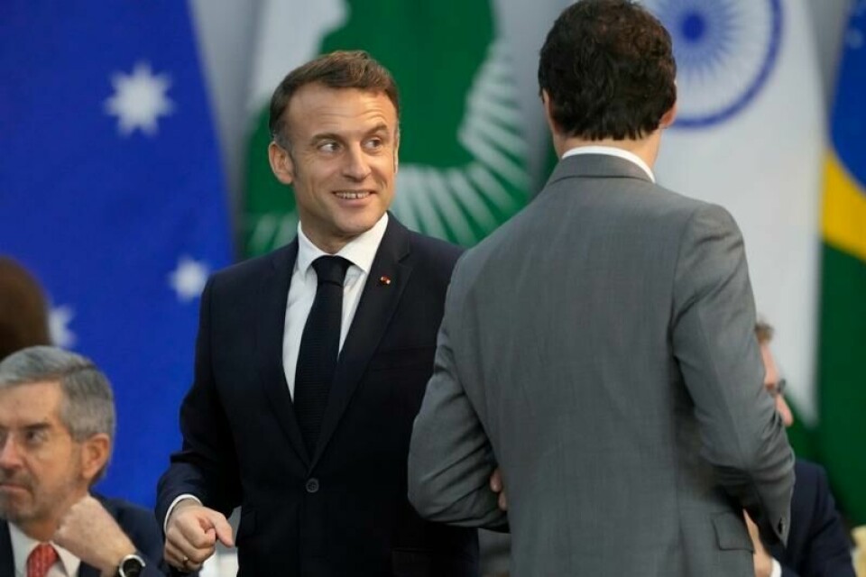 Frankrikes president Emmanuel Macron stiller seg bak USAs avgjørelse om å Ukraina bruke amerikanske langdistanseraketter til å angripe mål langt inne i Russland.
