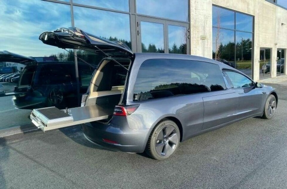 LANG: Bilen er cirka 90 centimeter lenger enn en vanlig Tesla Model 3. LANG: Bilen er cirka 90 centimeter lenger enn en vanlig Tesla Model 3.