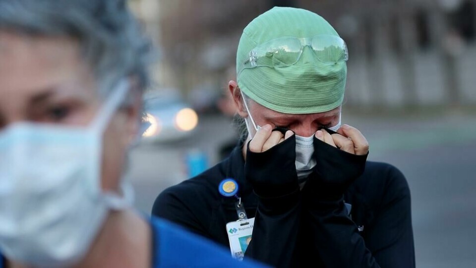 Intensivsykepleier Tamara Hill er på gråten utenfor Regions Hospital i Minnesota. Intensivsykepleier Tamara Hill er på gråten utenfor Regions Hospital i Minnesota. Foto: David Joles / Star Tribune/AP/NTB