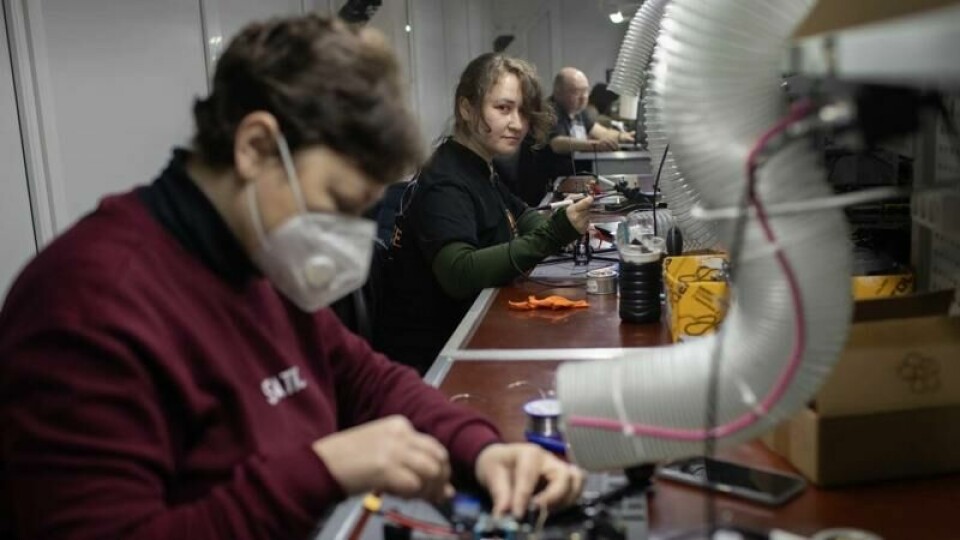 33-årige Alona (midt i bildet) er blant de som bidrar når Ukraina uke for uke øker sin produksjon av droner. Det krigsherjede landet er nå i stand til å produsere fire millioner droner per år, ifølge president Volodymyr Zelenskyj.