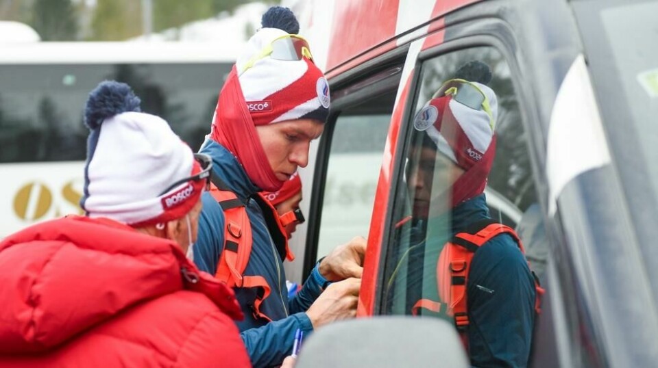 Aleksandr Bolsjunov på vei inn i en bil i Holmenkollen, etter at løpere fra det russiske landslaget trente der i forkant av de kommende verdenscuprennene i langrenn i Drammen og Oslo. Foto: Annika Byrde / NTB