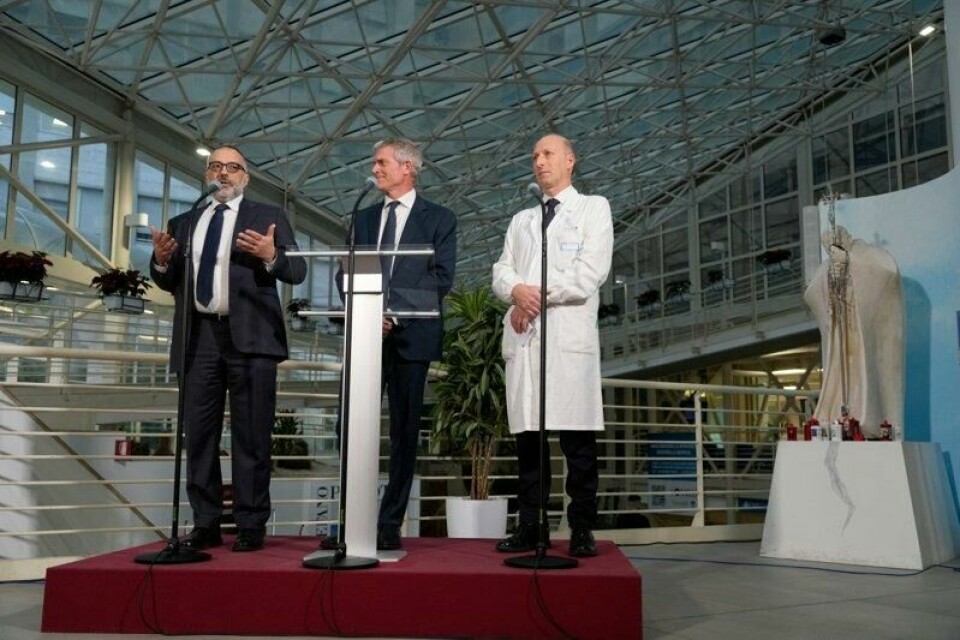 Vatikanets helsesjef Luigi Carbone, pavens talsperson Matteo Bruni og legen Sergio Alfieri orienterte om pave Frans' helsetilstand på Gemelli-sykehuset i Roma lørdag.