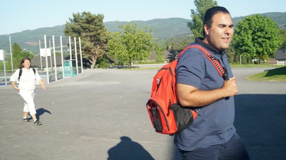 AP-REISE: Masud Gharahkhani skal heve kompetansen på asylpolitikk i Arbeiderpartiet, og til slutt skal partiet samles rundt en ny asyl- og innvandringspolitikk. I bakgrunnen Ap-rådgiver Gry Haugsbakken.