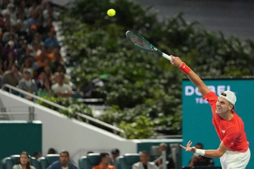 Jakub Menšík storspilte mot den tidligere verdenseneren Novak Djokovic.