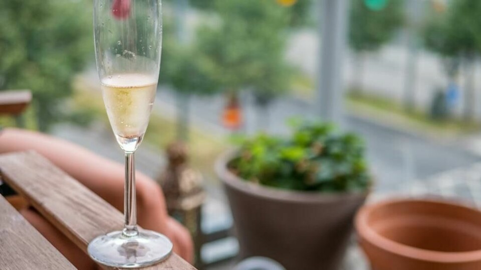 LETTERE: – Det har gjerne vært slik at man føler seg sosialt utenfor hvis man drikker alkoholfritt, men det har endret seg mye. Det er lettere nå enn før, sier psykologiprofessor.