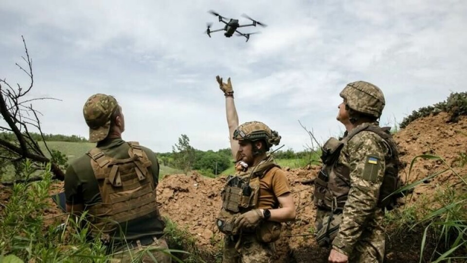 Ukrainske soldater sender avgårde en drone ved fronten et sted nær byen Bakhmut i Øst-Ukraina. Takket være soldatenes tilbakemeldinger blir de ukrainskproduserte dronene stadig forbedret. Ved fronten i øst er de et effektivt og dødelig våpen. Ukrainske soldater sender avgårde en drone ved fronten et sted nær byen Bakhmut i Øst-Ukraina. Takket være soldatenes tilbakemeldinger blir de ukrainskproduserte dronene stadig forbedret. Ved fronten i øst er de et effektivt og dødelig våpen. Foto: Tyler Hicks / New York Times / NTB