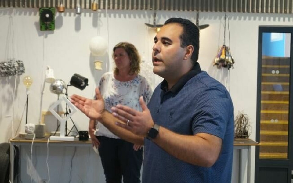 Masud Gharakhani fikk råd av tilhørerne. I bakgrunnen tidligere ordfører Hilde Brørby Fivelsdal. Masud Gharakhani fikk råd av tilhørerne. I bakgrunnen tidligere ordfører Hilde Brørby Fivelsdal. Foto: Mads Fremstad/ABC Nyheter