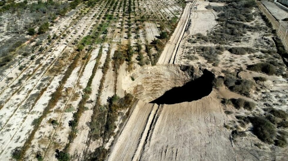 Det enorme synkehullet i Chile vekker oppsikt. Foto: Reuters/NTB