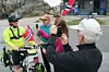 Vel fremme på Lindesnes ble Assmann møtt av familien. Foto: Henrik Kyte Assmann