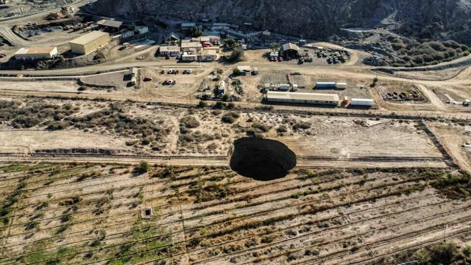 Luftfoto tatt 1. august 2022, som viser det store synkehullet som dukket opp i helgen nær gruvebyen Tierra Amarilla, Copiapo-provinsen, i Atacama-ørkenen i Chile. Foto: AFP/NTB Luftfoto tatt 1. august 2022, som viser det store synkehullet som dukket opp i helgen nær gruvebyen Tierra Amarilla, Copiapo-provinsen, i Atacama-ørkenen i Chile. Foto: AFP/NTB
