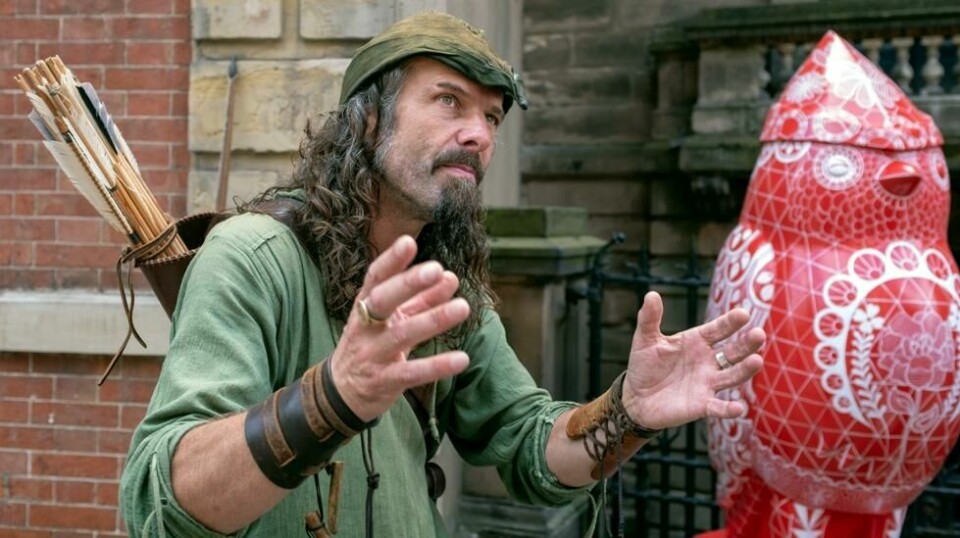 HAN LEVER: Robin Hood har gjenoppstått i Ezekial Bones skikkelse – her foran skulpturen av helten ved Nottingham Castle.