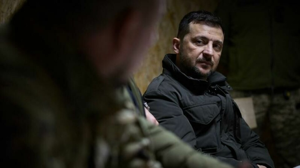 Volodymyr Zelenskyj snakker med bataljons- og kompanisjefer under et besøk hos styrkene som kjemper ved frontlinjen i Zaporizjzja-regionen. Foto: Ukrainian Presidential Press Service / AFP