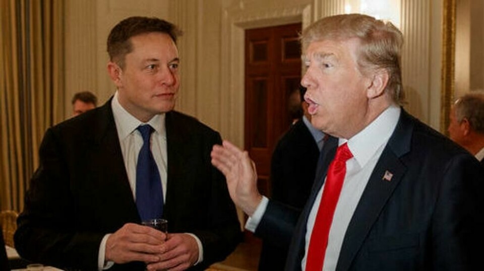 Donald Trump (til høyre) vil ha Elon Musk til å lede en etat han vil opprette for å kutte og effektivisere offentlig sektor i USA. Tesla-sjefen, som blant annet møtte Trump i 2017, da dette bildet ble tatt, sier han er interessert i å ta på seg oppgaven. Arkivfoto: Evan Vucci / AP / NTB