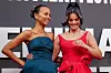 Zoe Saldana (t.v.) og Selena Gomez fra «Emilia Pérez» står derimot på Bafta-gjestelisten, der de også skal være prisutdelere søndag. Foto: Scott A Garfitt/Invision/AP/NTB