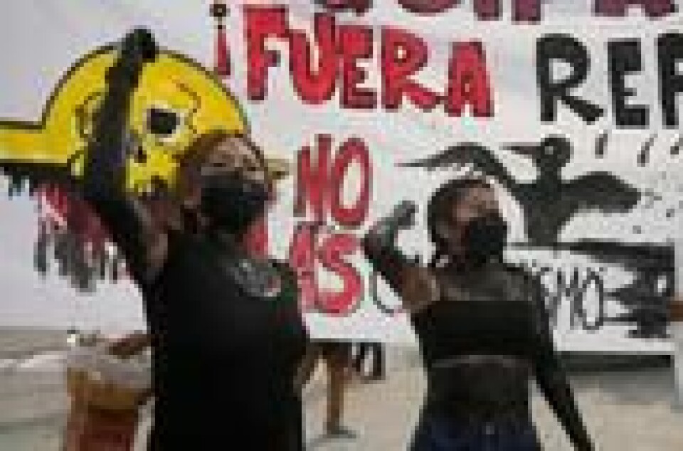 Flere demonstranter har vist sin misnøye mot spanske Repsol etter oljekatastrofen som har rammet Peru. Flere demonstranter har vist sin misnøye mot spanske Repsol etter oljekatastrofen som har rammet Peru. Foto: AP Photo/Martin Mejia