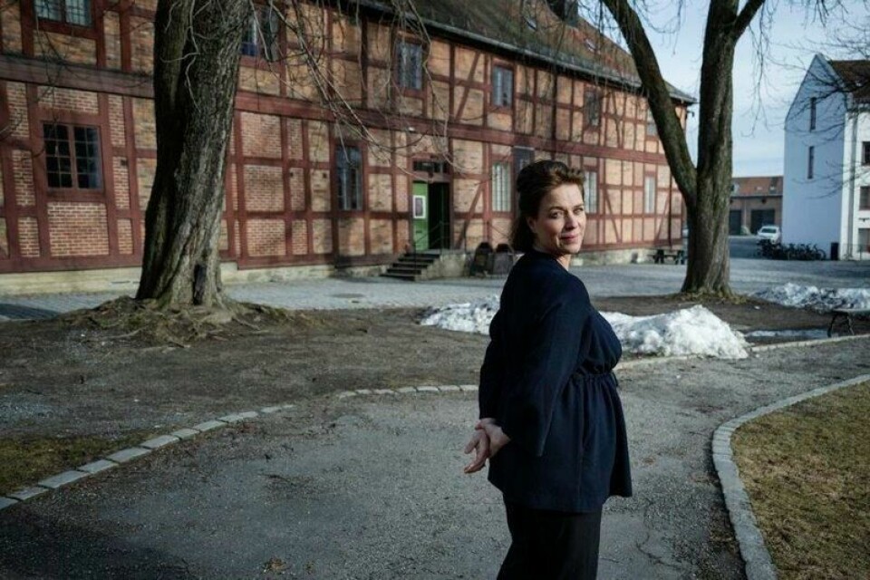 – Hvis noen invaderer et annet land, så går de jo over grensa. Men i det digitale rom er geografi annerledes, sier Vivi Ringnes Berrefjord, leder Cyberprogrammet ved Institutt for forsvarsstudier og Forsvarets høgskole. – Hvis noen invaderer et annet land, så går de jo over grensa. Men i det digitale rom er geografi annerledes, sier Vivi Ringnes Berrefjord, leder Cyberprogrammet ved Institutt for forsvarsstudier og Forsvarets høgskole. Foto: Eivind Yggeseth / Kapital