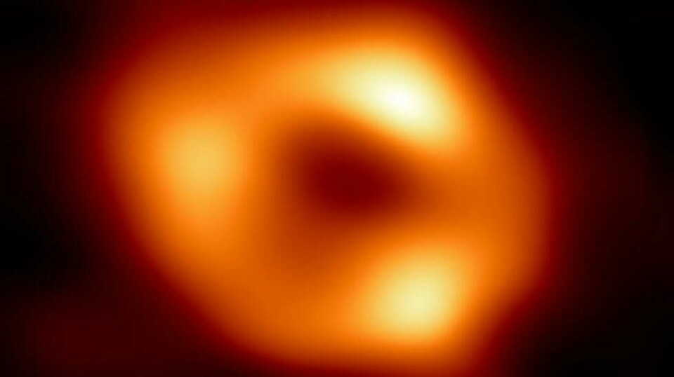 Dette bildet viser skyggen av det sorte hullet i midten av vår galakse. Objektet er «sett» med radiobølger, og fargene er lagt på for å vise hvor radiobølgene er mest intense. (Foto: Event Horiozon Telescope-samarbeidet)