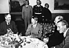 Storbritannias statsminister Neville Chamberlain (t.v), i samtaler med Adolf Hitler, under forhandlingene som skulle ende i Münchenavtalen i 1938. Til høyre for Hitler sitter utenriksminister Joachim von Ribbentrop som senere skulle signere ikke-angrepspakten med Sovjetunionen. Fjerdemann rundt boret er Storbritannias ambassadør i Berlin, Sir Neville Henderson. Foto: AP