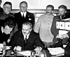 Undertegnelsen av Molotov-Ribbentrop-pakten i august 1939. Stalin i lys jakke, ved siden av den tyske utenriksministeren Joachim von Ribbentrop, Molotov sittende med penn. Pakten hadde et hemmelig tillegg om deling av Øst-Europa samt Baltikum og Finland mellom de to stormaktene. Avtalen åpnet for tysk invasjon av Polen noe som innledet den andre verdenskrig i Europa. Foto: AP
