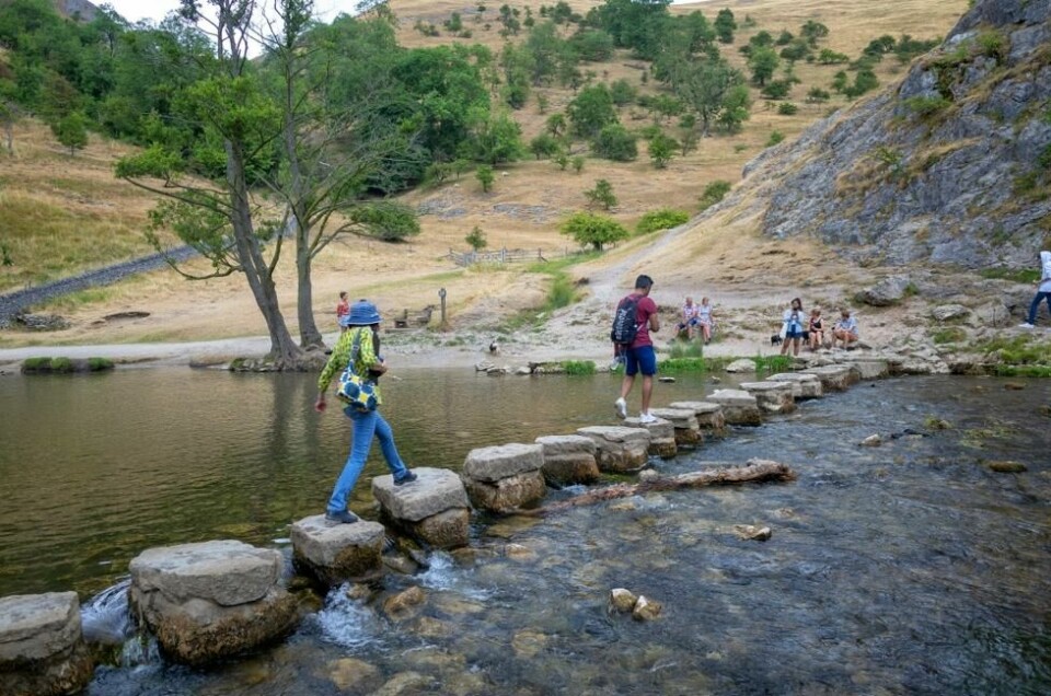 KULISSE: I åsene i bakgrunnen av elveovergangen (Stepping Stones) i Dovedale ble de siste scenene av Robin Hood med Russell Crowe spilt inn. KULISSE: I åsene i bakgrunnen av elveovergangen (Stepping Stones) i Dovedale ble de siste scenene av Robin Hood med Russell Crowe spilt inn. Foto: Bjørn Moholdt