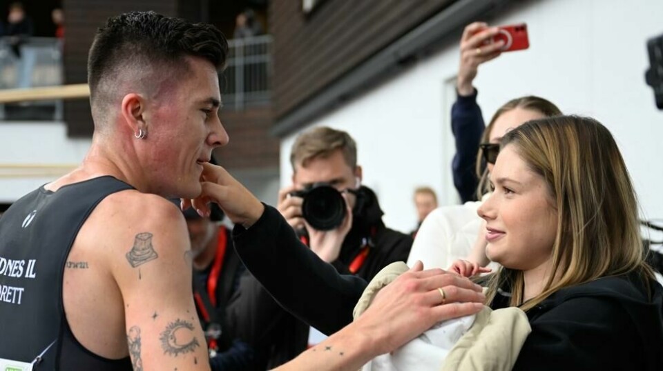 Jakob og Elisabeth Asserson Ingebrigtsen fotografert i Sandnes i juni, etter Jakobs NM.gull på 5000-meter.