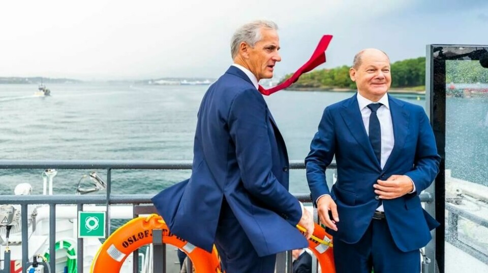 Statsminister Jonas Gahr Støre med flyveslips på båttur i Oslofjorden i 2022 sammen med Tysklands forbundskansler, Olaf Scholz. Slipshistorikerens tips om etikette kunne ha ført til at Støre unngikk slips på ville veier.