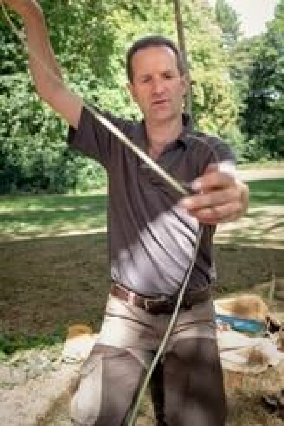 NATURMANN: Peter Morton viser hvor lekende lett det er å lage buestreng av hva som naturlig finnes i skogen. NATURMANN: Peter Morton viser hvor lekende lett det er å lage buestreng av hva som naturlig finnes i skogen.