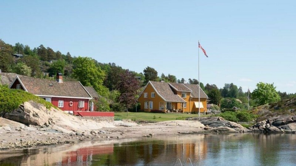 Strandeiendommen i Son går for ny norsk sjøhytterekord. Eiendommen har 9 mål paddeflat tomt, privat strandlinje og panoramautsikt mot sjøen, samt fem bygninger og totalt 18 sengeplasser.