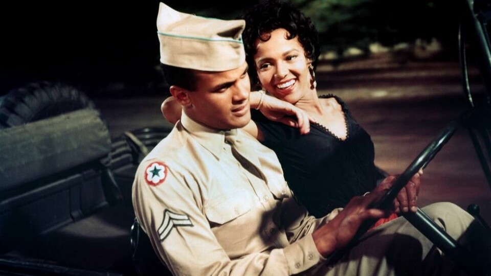 «Carmen Jones» har kun afro-amerikanske skuespillere i samtlige ledende roller, noe som i sin tid ble sett på som et fremskritt. Her ser vi Dandridge i en scene med Harry Belafonte. «Carmen Jones» har kun afro-amerikanske skuespillere i samtlige ledende roller, noe som i sin tid ble sett på som et fremskritt. Her ser vi Dandridge i en scene med Harry Belafonte.
