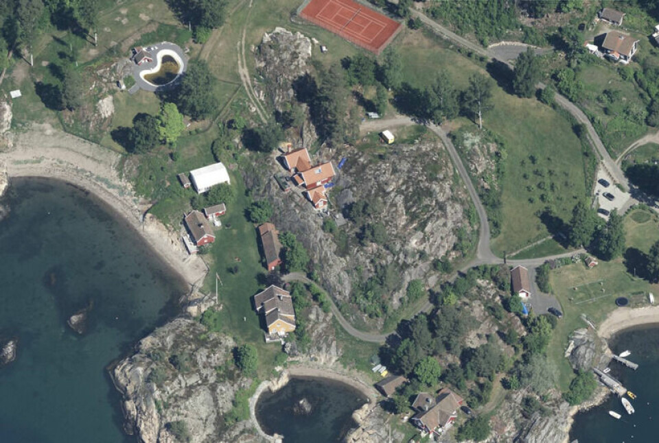 Eiendommen som nå skal selges er det gule og de to røde husene med partytelt i hagen til venstre på bildet. I 2020 ble eiendommen bak med tennisbane solgt. Eiendommen helt nederst på bildet er den tredje av de opprinnelige familie eiendommene. Eiendommen som nå skal selges er det gule og de to røde husene med partytelt i hagen til venstre på bildet. I 2020 ble eiendommen bak med tennisbane solgt. Eiendommen helt nederst på bildet er den tredje av de opprinnelige familie eiendommene. Foto: 1881.no