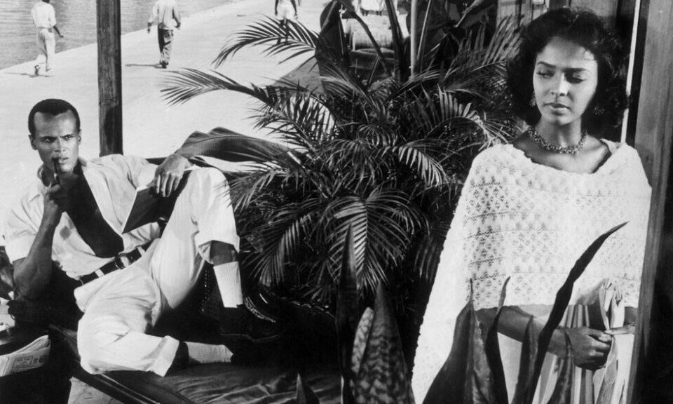 Dorothy Dandridge og Harry Belafonte i en scene fra «Island in the Sun», som i 1957 skapte kontroverser for å vise kjærighetsforhold mellom hvite og svarte. Foto: AP Dorothy Dandridge og Harry Belafonte i en scene fra «Island in the Sun», som i 1957 skapte kontroverser for å vise kjærighetsforhold mellom hvite og svarte. Foto: AP