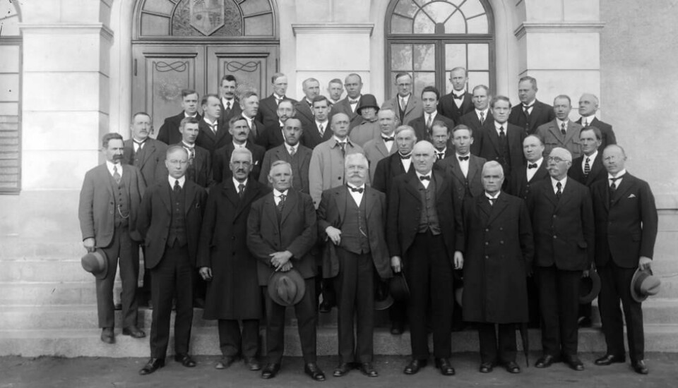 Mange slips, men også noen sløyfer blant disse herrene i Frimurerlosjen. Fotografiet skal være tatt mellom 1915 og 1940. Mange slips, men også noen sløyfer blant disse herrene i Frimurerlosjen. Fotografiet skal være tatt mellom 1915 og 1940. Foto: Grundseth, Christian / Anno Domkirkeodden